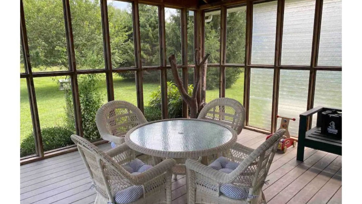 Town of Clermont House | Country Home w/4bdrms (king) & sizable pool in Hudson Valley