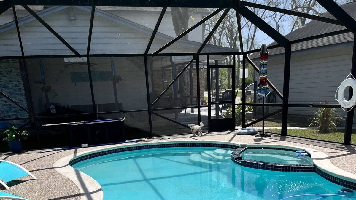 Bailey's Prairie House | Country home w/pool