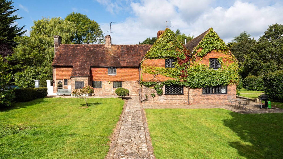Upper Dicker House | Country Home with Tennis Court & Hot Tub