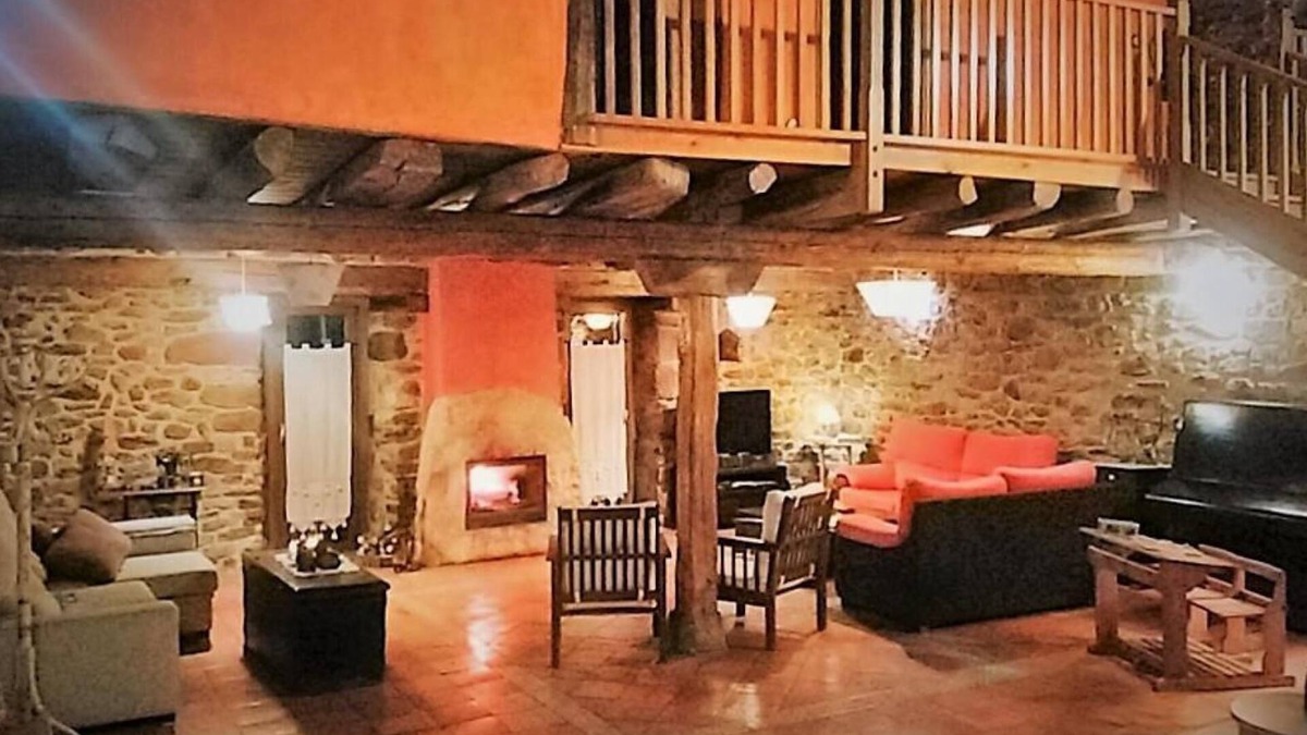 Pineda de la Sierra House | Country House 'El Hayedo' with Mountain View, Private Terrace and Wi-Fi