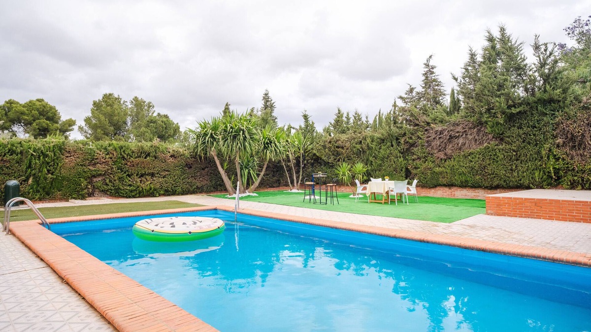 Alcala de Guadaira House | Country House 'Acogedora Casita Rural De Invitados' with Shared Pool, Wi-Fi and Air Conditioning