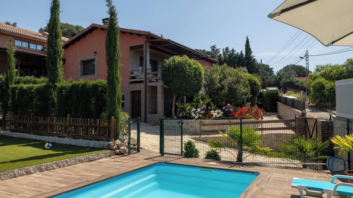 Robledo de Chavela House | Country House 'Avalon 103' with Mountain View, Private Pool and Wi-Fi