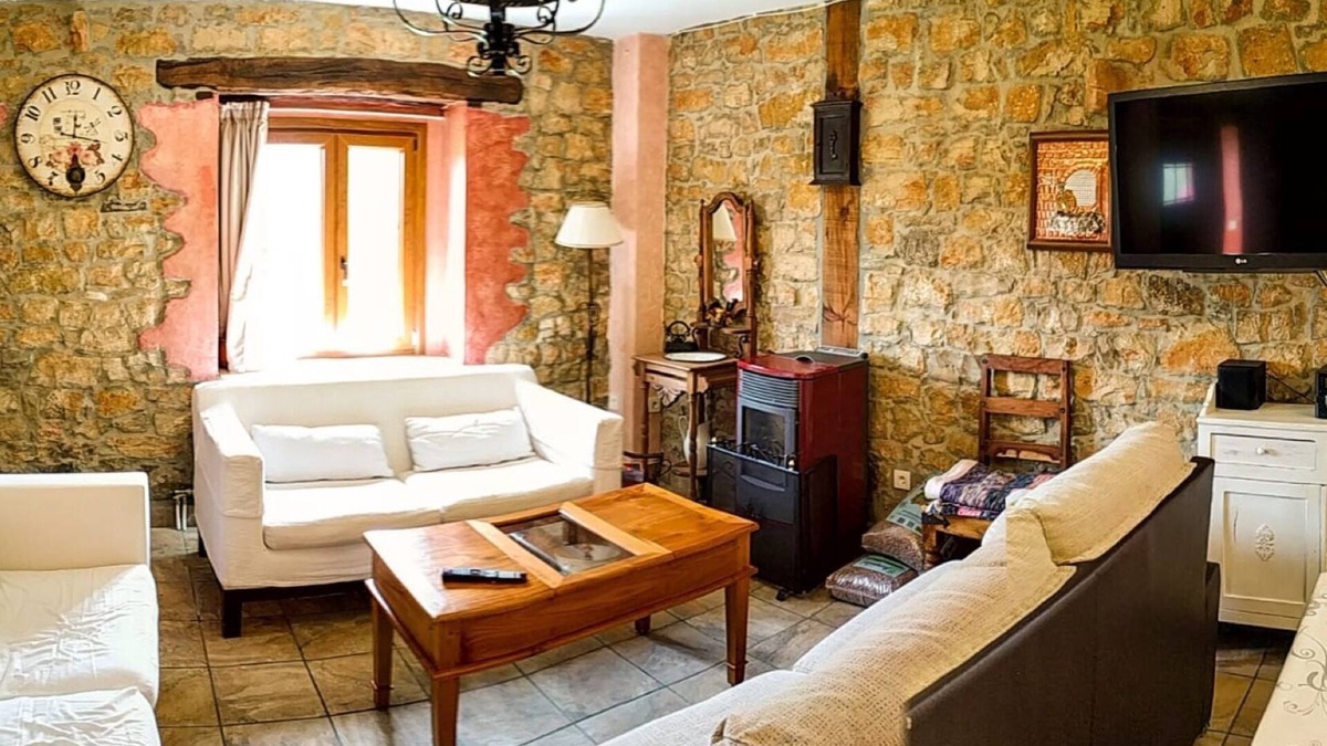 Basconcillos del Tozo House | Country House 'La Bernarda 2' with Mountain View, Shared Garden and Wi-Fi