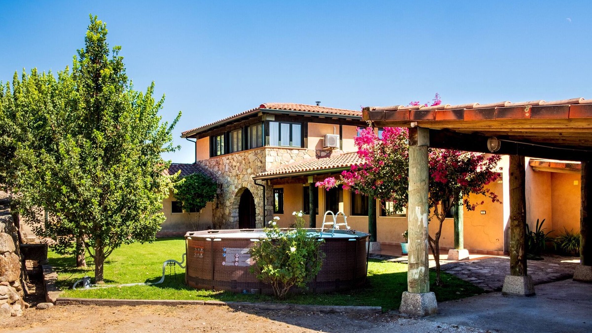 Candeleda House | Country House 'Amaltea' with Mountain View, Wi-Fi and Air Conditioning