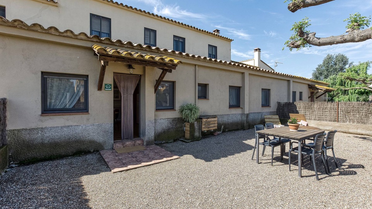 Fonalleras House | Country House 'Can Planas 1' with Shared Pool, Wi-Fi and Air Conditioning