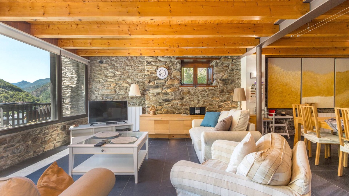 Tavascan House | Country House 'Casa Guillem 3' with Lake View, Wi-Fi and Air Conditioning