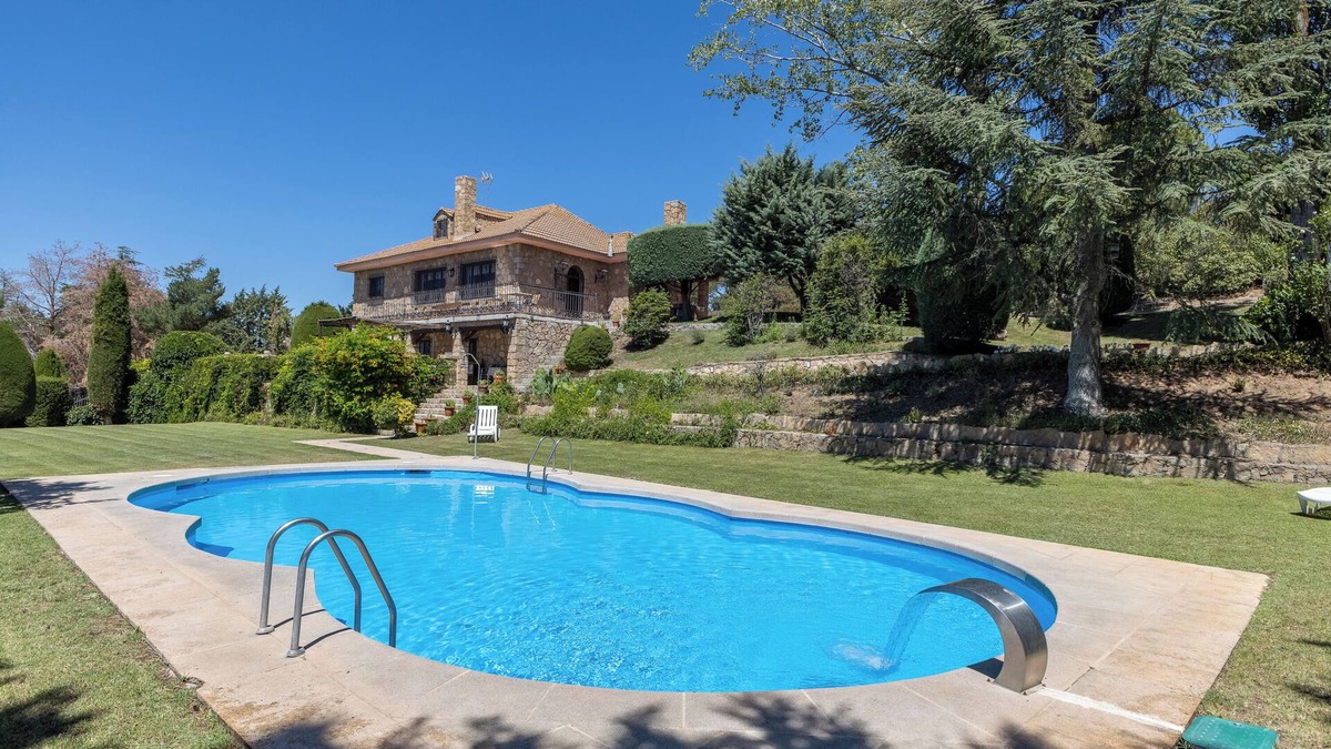 La Serrada House | Country House 'Casa Rural Las Yernas' with Mountain View, Private Pool and Wi-Fi