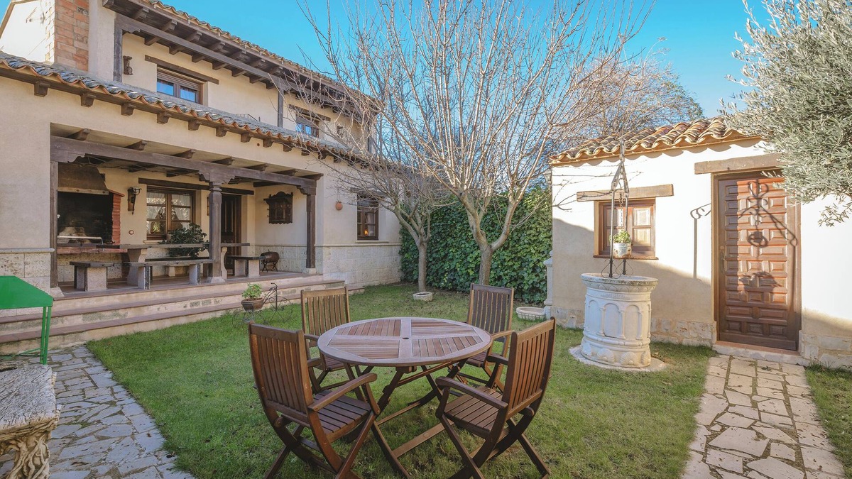 Uruena House | Country House 'De Urueña Casa De Ilustres' with Shared Terrace, Private Garden and Balcony