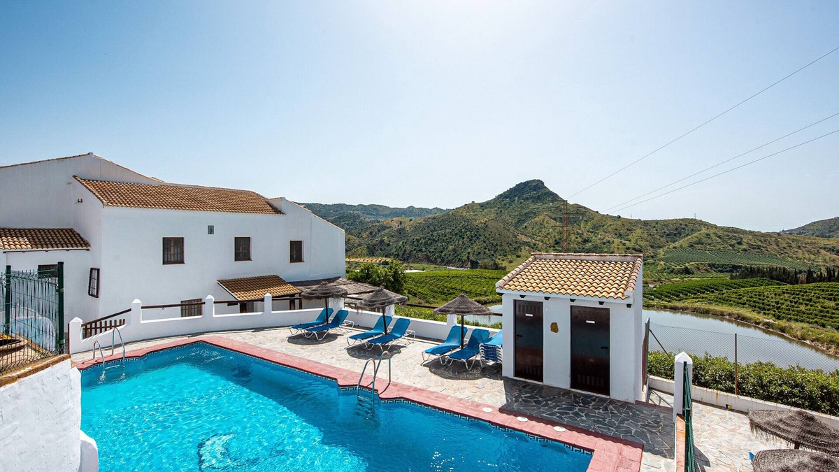Malaga House | Country House 'El Tinao' with Lake View, Shared Pool and Wi-Fi