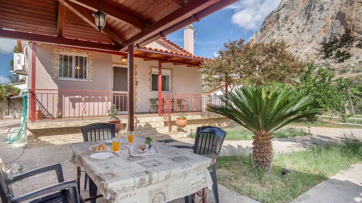 Kryoneri Villa | Country House 'Emis House Krioneri' with Mountain View, Wi-Fi and Air Conditioning