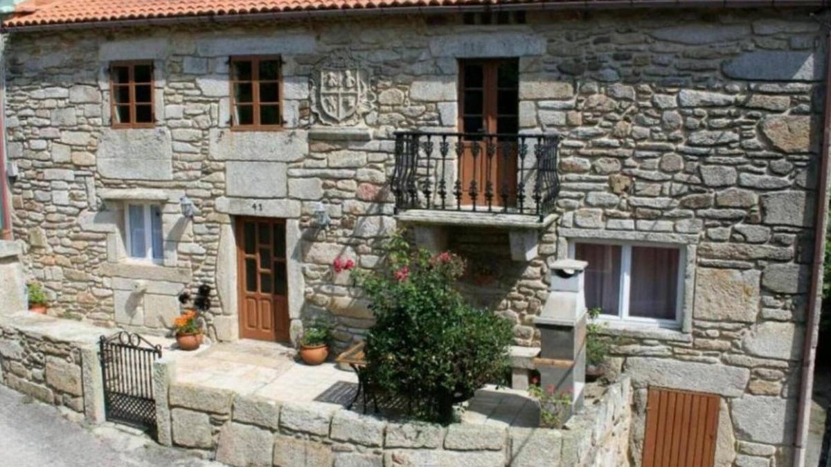 Vimianzo House | Country House 'Fidalgo' with Mountain View, Private Terrace and Wi-Fi