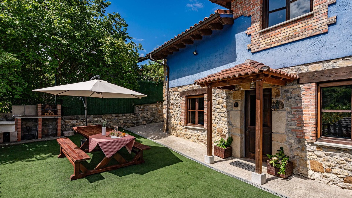 Cangas de Onis House | Country House 'La Campanona' with Mountain View, Private Terrace and Wi-Fi