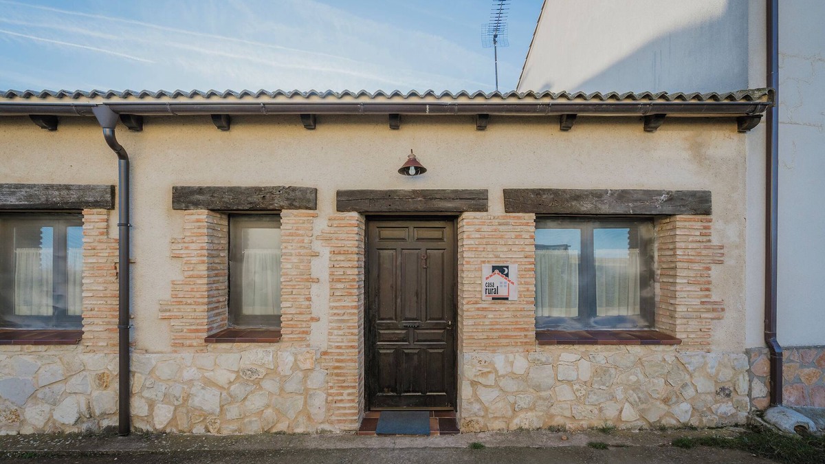 Turrubuelo House | Country House 'La Casa De Los Pollos' with Mountain View, Private Garden and Wi-Fi