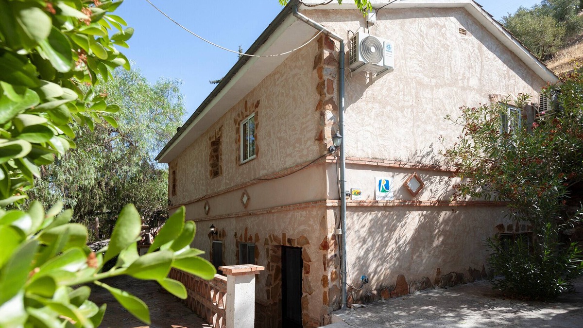 Cazorla House | Country House 'La Casa De La Piscina' with Mountain View, Wi-Fi and Air Conditioning