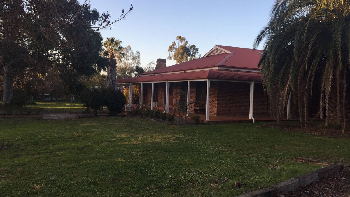 Lake Albert House | Country House - Large Home suitable for travelers, workers and families