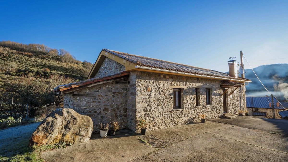 La Pernia House | Country House 'Lope' with Mountain View, Private Garden and Wi-Fi