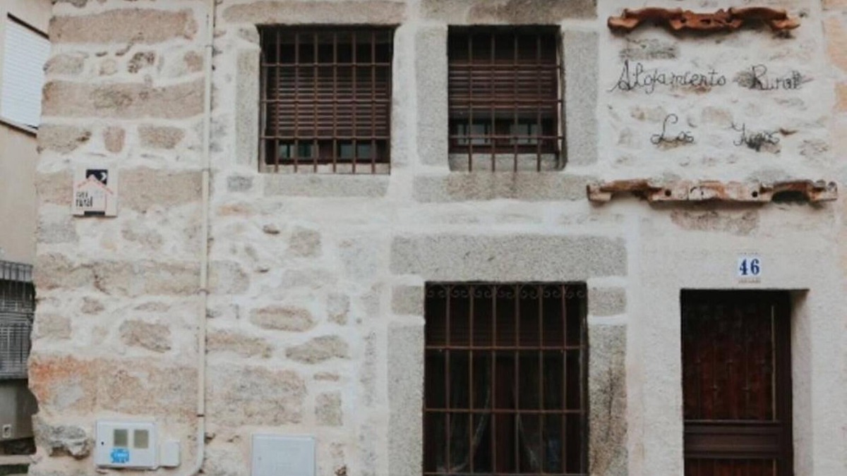 Navaluenga House | Country House 'Los 2 Yugos-Economica' with Mountain View, Wi-Fi and Air Conditioning