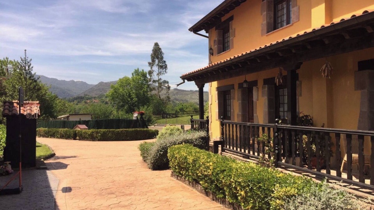 Celis House | Country House 'Los Avellanos Casa 1' with Mountain View, Private Terrace and Private Garden