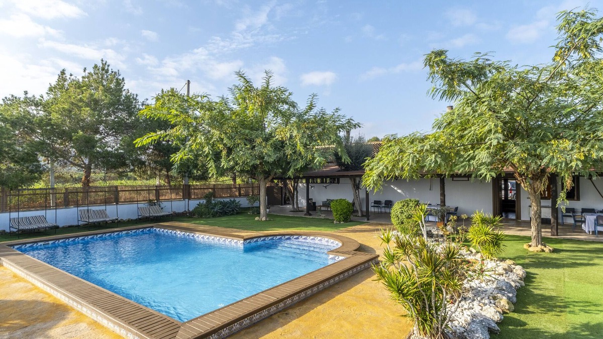 Castillo de Montemar Villa | Country House 'Los Caleros' with Lake View, Private Pool and Wi-Fi