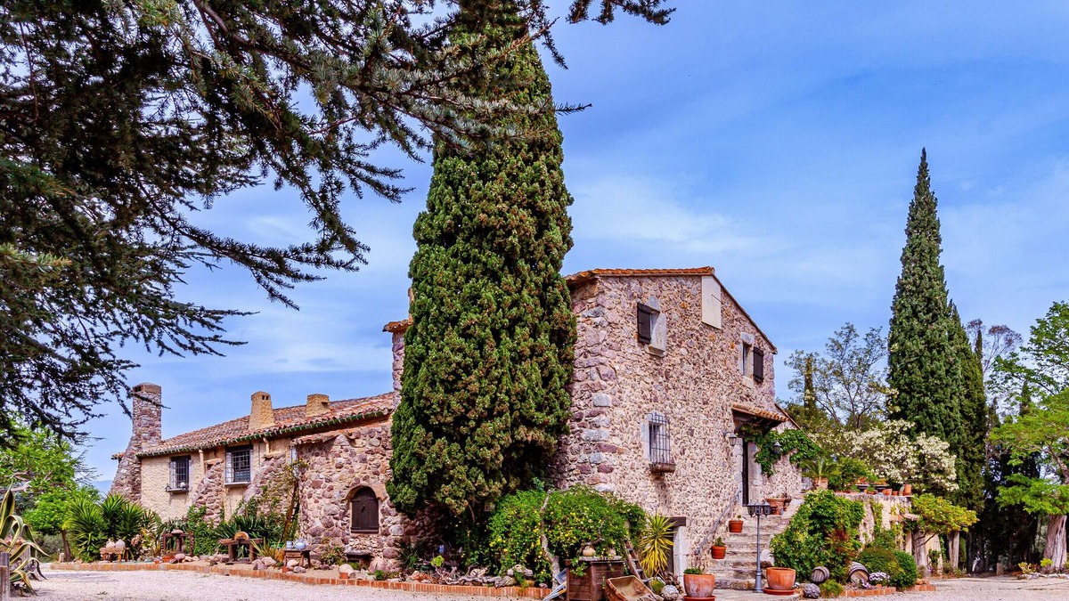 Darnius Villa | Country House 'Mimosa Completa' with Lake View, Wi-Fi and Air Conditioning