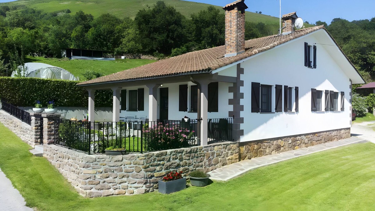 Errazu House | Country House 'Oiaraberri' with Private Garden and Wi-Fi