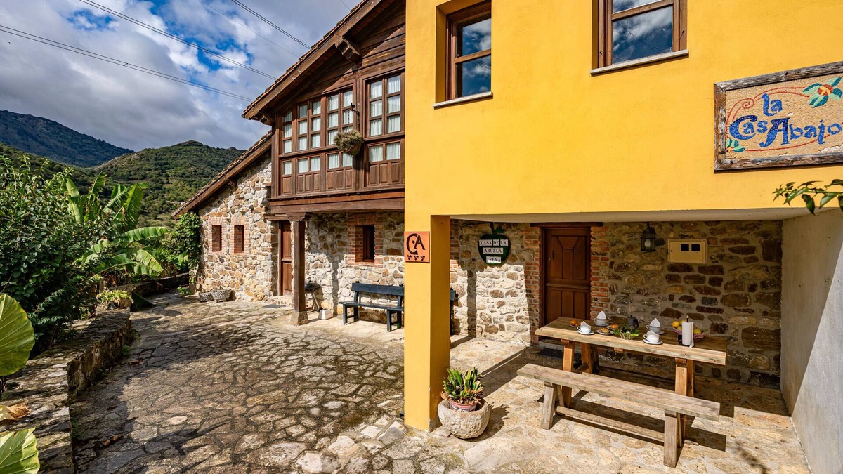 Penamellera Baja House | Country House 'Para Casa De Abajo' with Mountain View, Private Terrace and Wi-Fi