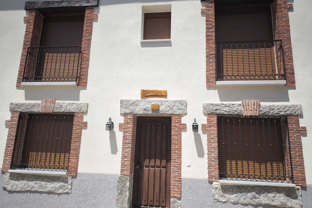 Navaluenga House | Country House 'Quercus' with Mountain View, Wi-Fi and Air Conditioning