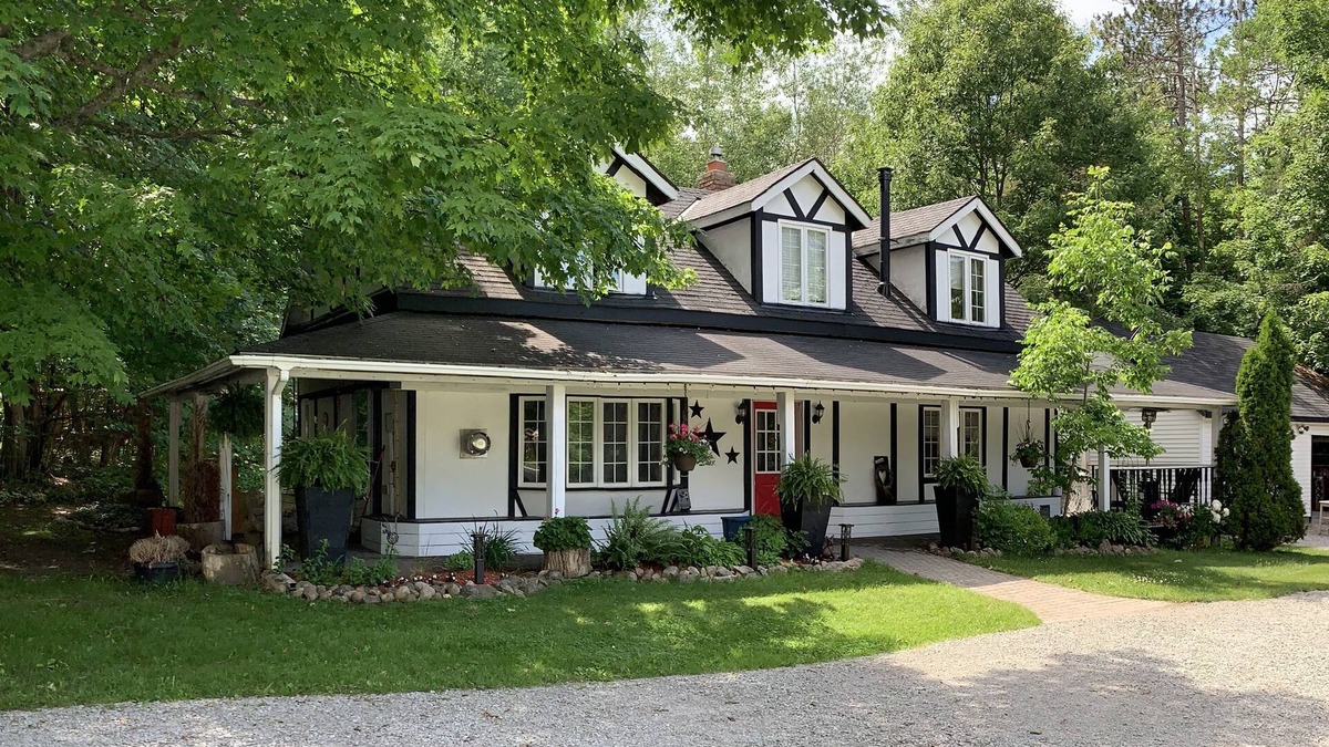 Oro-Medonte House | Country House, sleeps 8. Kitchen, BBQ, campfire. Self contained, Event Friendly!