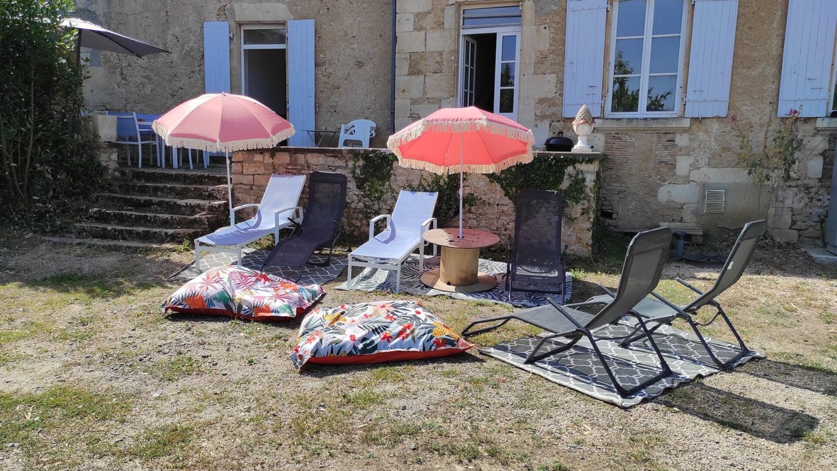 Champdeniers House | Country House 'Val D'egray' with Private Terrace, Private Garden and Wi-Fi