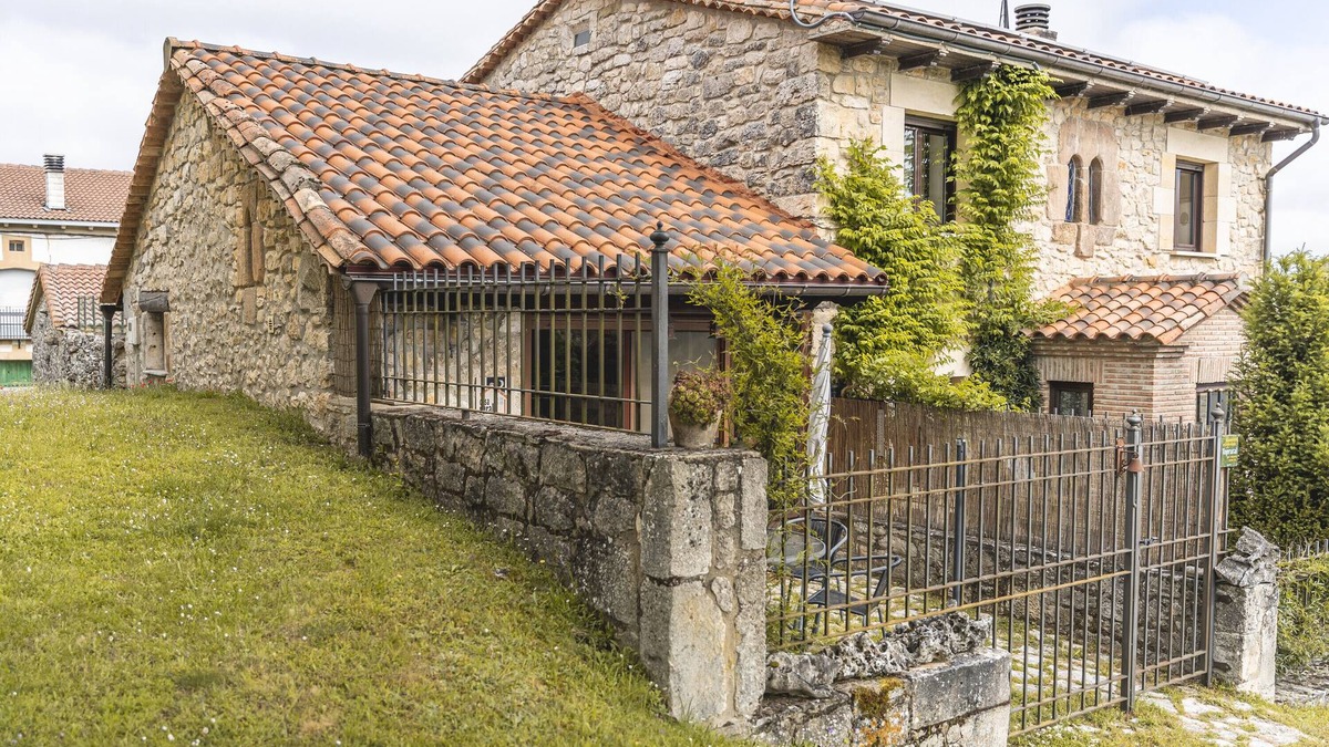 La Rad House | Country House 'Villamoronta' with Mountain View, Private Terrace and Wi-Fi