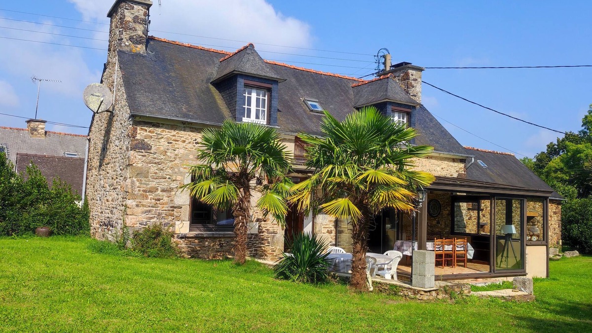 Pleguien House | Country house with 800 m2 of land