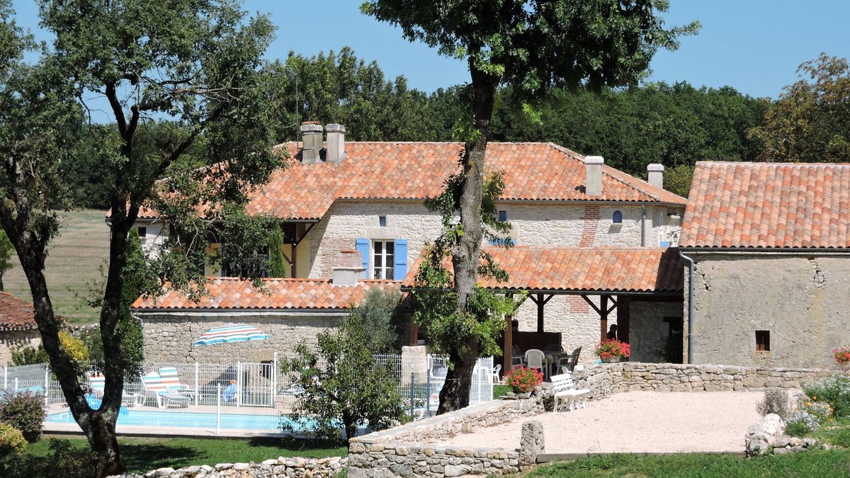 Mauroux House | Country house with heated swimming pool with solar panels.