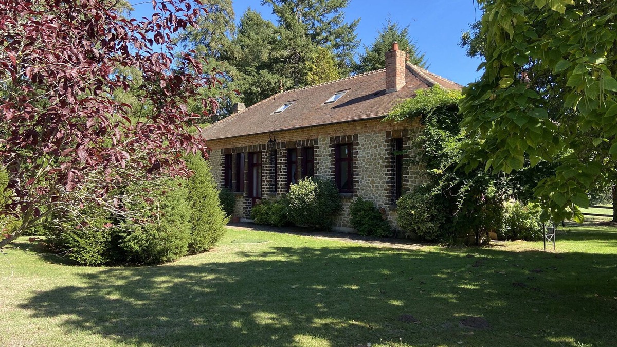 Challes House | Country house with swimming pool and tennis court