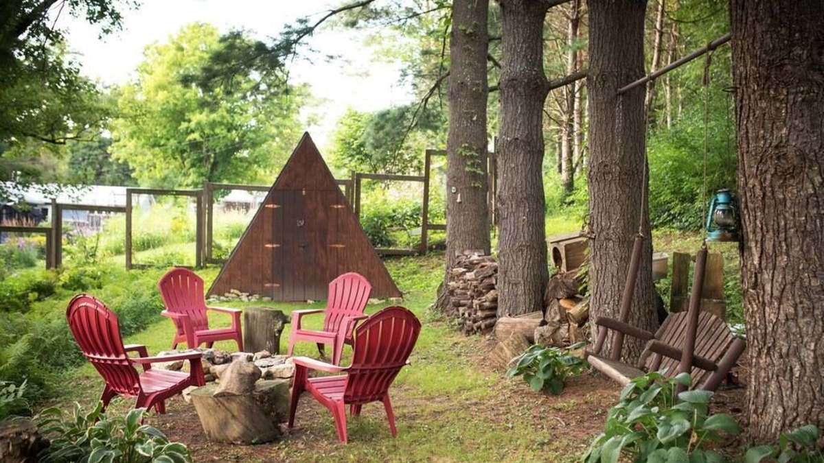 Decorah House | Country in the City | Massage Chair and Fireplace | Close to Downtown