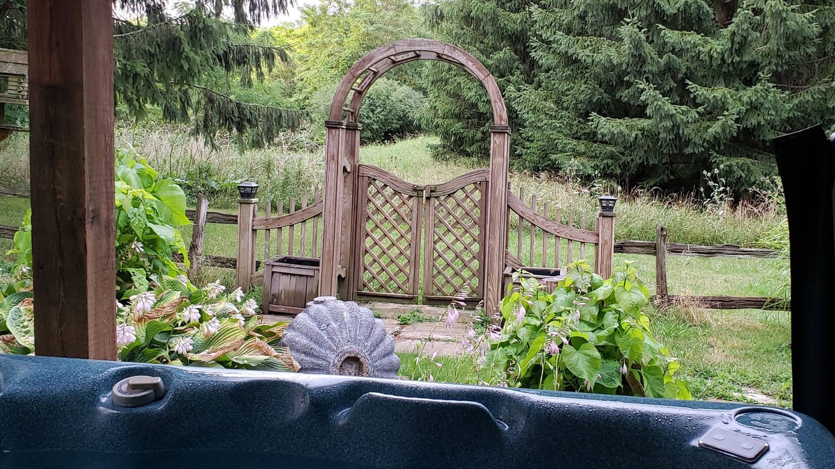 Westminster House | Country in the city! Quiet, private 3 bedroom with a hot tub!