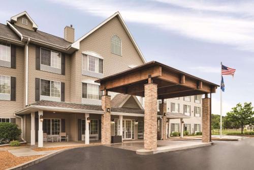 West Bend Hotel | Country Inn & Suites by Radisson, West Bend, WI