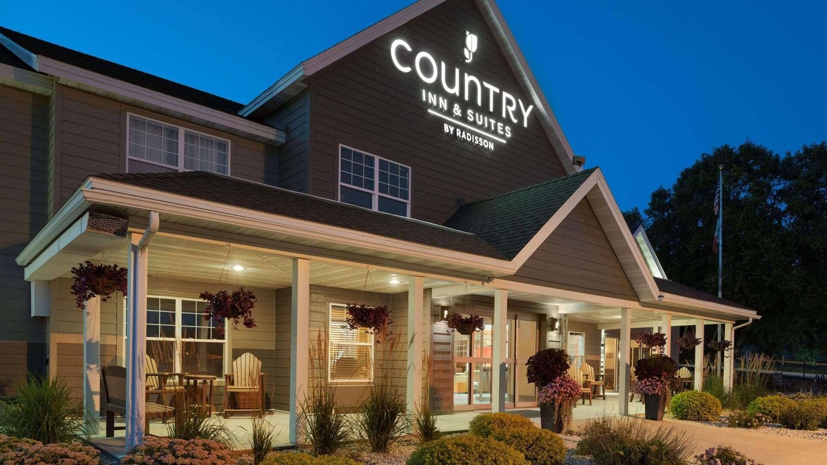 Decorah Hotel | Country Inn & Suites by Radisson, Decorah, IA