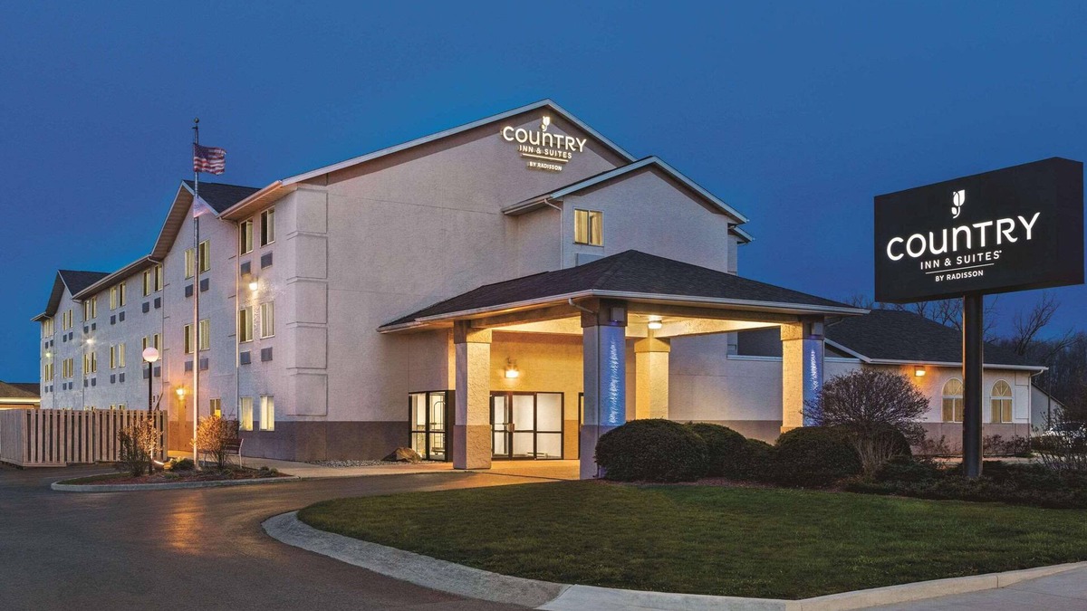 Auburn Hotel | Country Inn & Suites by Radisson, Auburn, IN