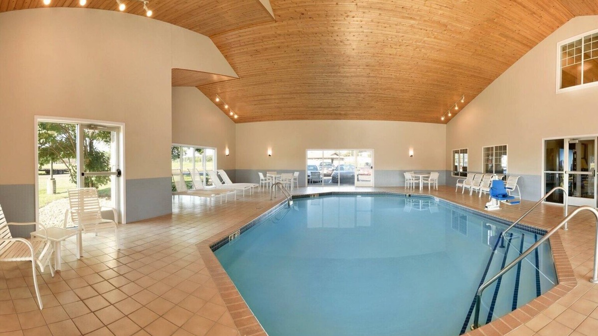 Chippewa Falls Hotel | Country Inn & Suites by Radisson, Chippewa Falls, WI