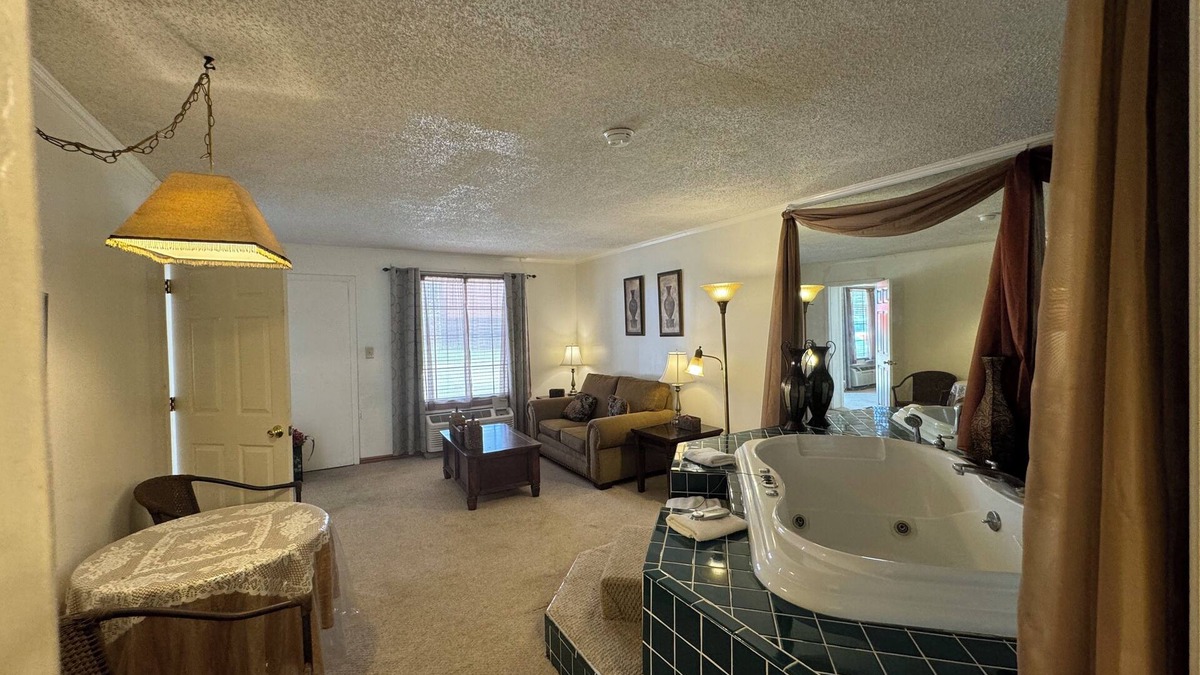 New Llano Hotel | Country Inn