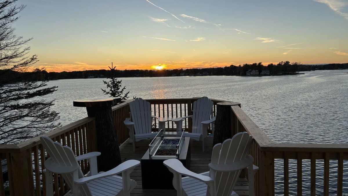 Plainwell House | Country lake get away from sunrise to sunset