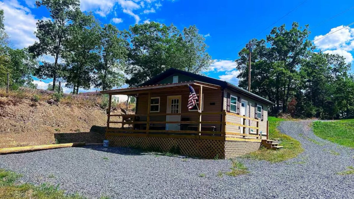 Petersburg Cabin | Country Living Cabin is located outside city limits in Petersburg, West Virginia