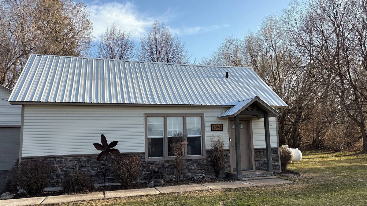 St. Anthony House | Country living house 5 min to sand dunes with large patio, hot tub, and fire pit