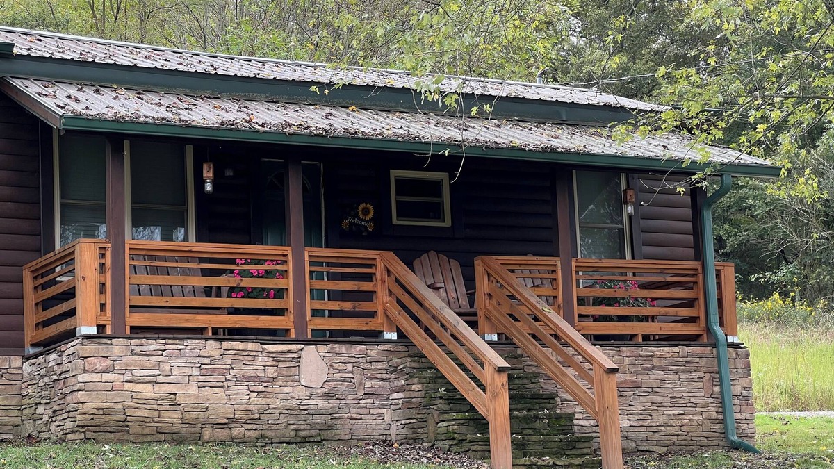 Lynnville Cabin | Country log cabin in beautiful middle Tennessee