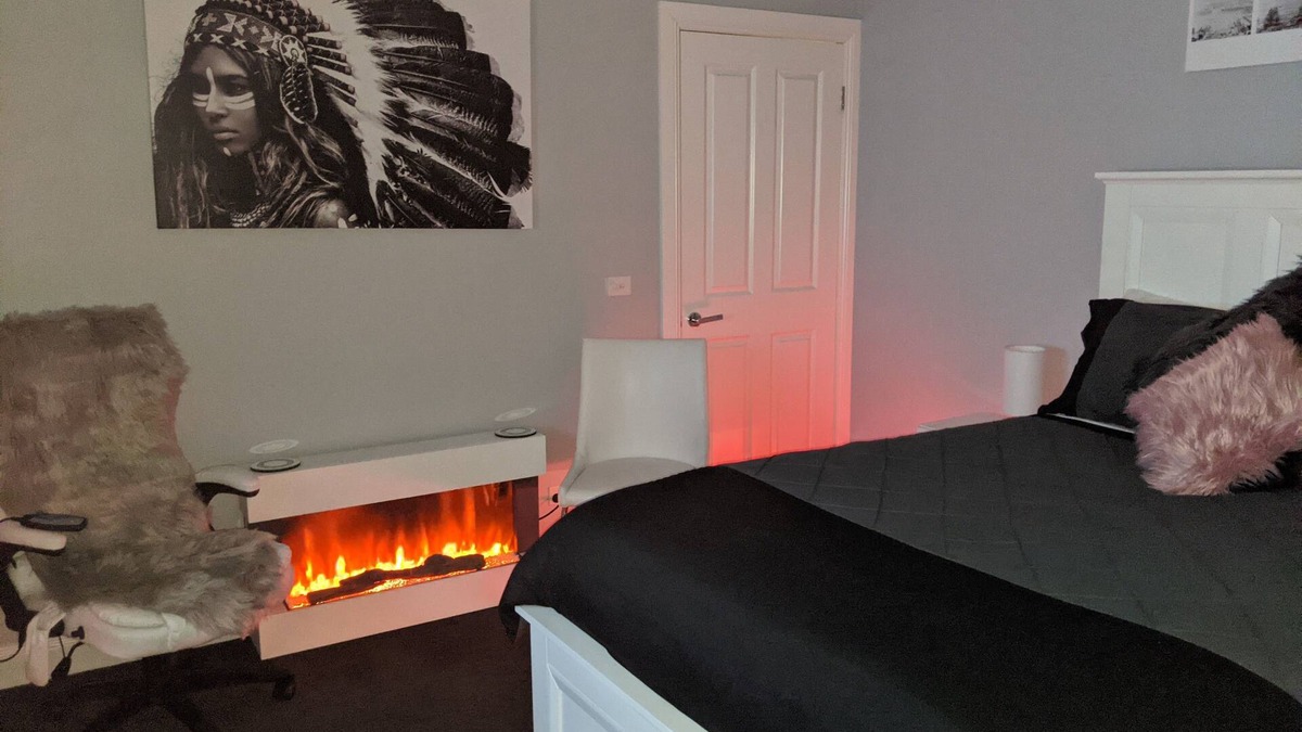 Scarsdale House | Country Luxury. Delux Queen Bed, Full Bathroom. Private Unit. Massage chair.