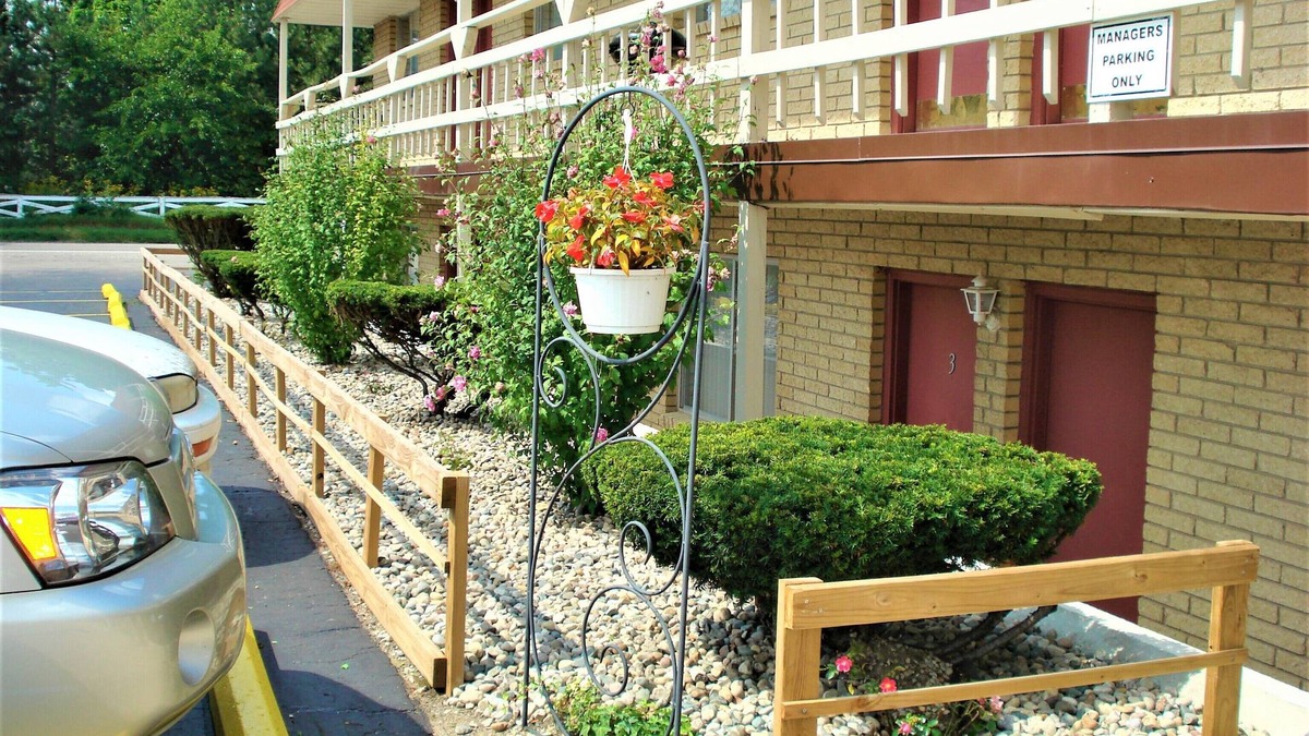 South Lyon Hotel | Country Meadow inn