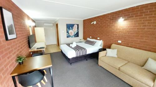 Forbes Hotel | Country Mile Motor Inn