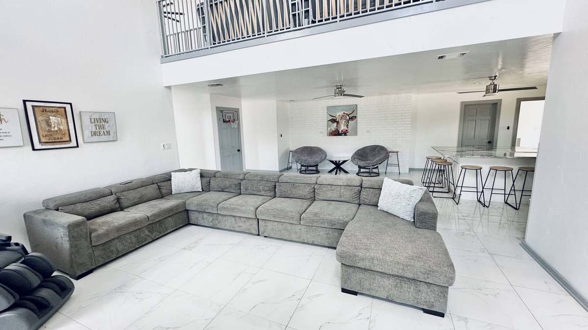 Merkel House | Country Oasis 20 Acres Pool + Gym Sleeps 13 Near Abilene