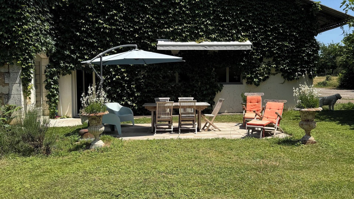 Bassillac and Auberoche House | Country outbuilding close to all amenities with swimming pool