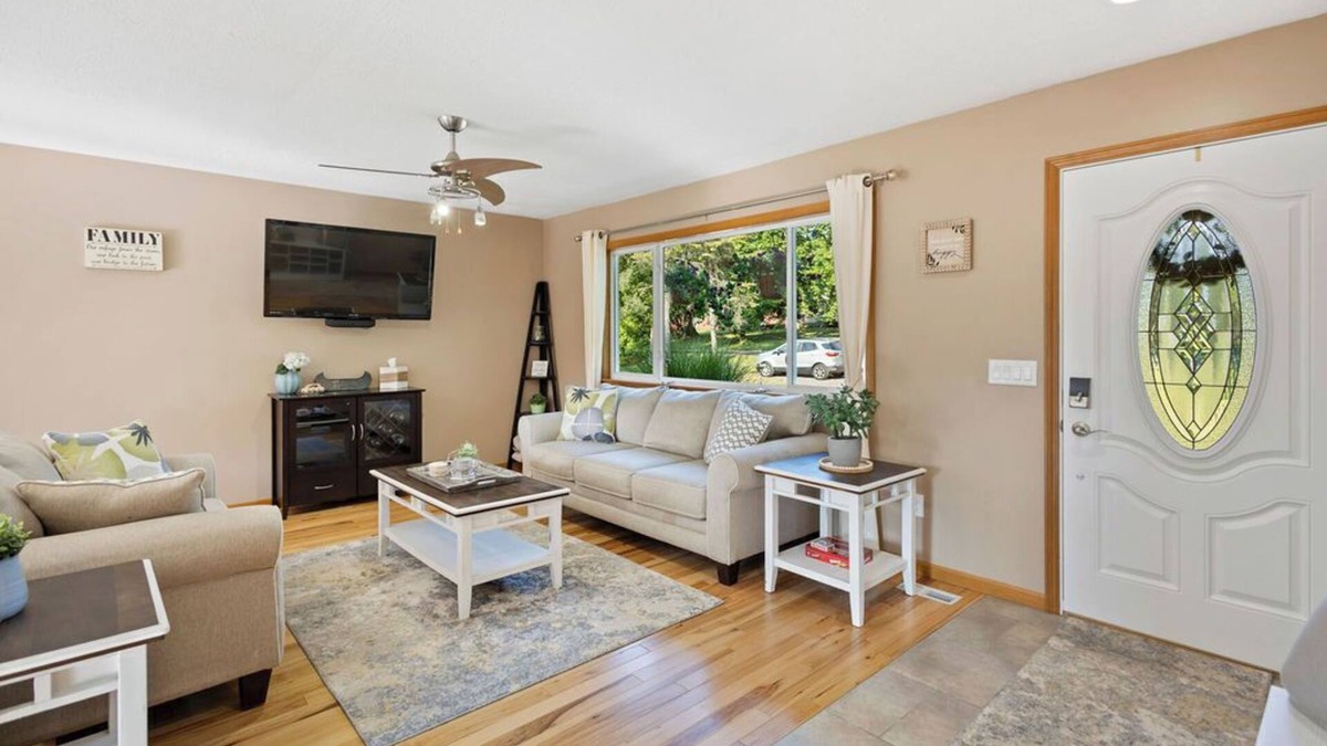 DeWitt House | Country retreat that sleeps ten minutes from MSU